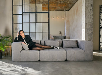 Modulární pohovka EEAZI – prémiový design, šedá barva, ve stylovém obývacím prostoru